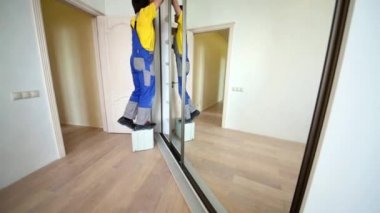 Genç bir işçi düzeltmeleri yan Kılavuzu