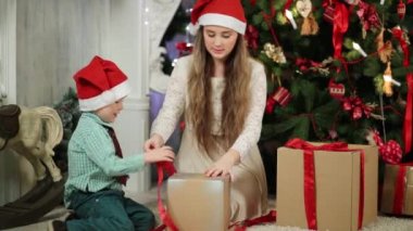 Kız ve erkek Noel ağacı yakınındaki 