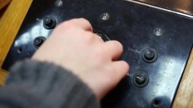 El Müzesi'nde telefon numarasını çevirir 