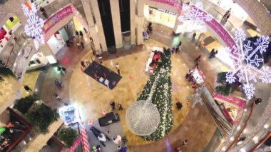 Alışveriş merkezindeki Noel ağacı