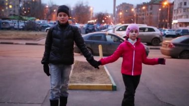 Oğlan ve kız tutun el ve yürüyüş 