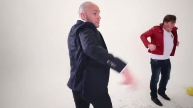 Erkekler dans beyaz Studio 