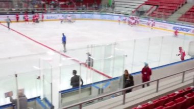 Çocuk hokeyi takımları buz üstünde 