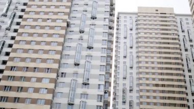 Yüksek yoğunluklu sosyal konut bloğu.