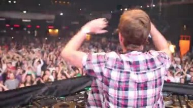 DJ gürlemesi ve insanlar dans 