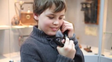 Çocuk nadir telefon gri görüşmelerde 