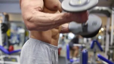 Kas gövde ve eller dumbbells ile 