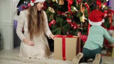 Kız ve erkek Noel ağacı yakınındaki