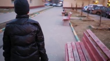 Siyah arkasında yürüyen çocuk 