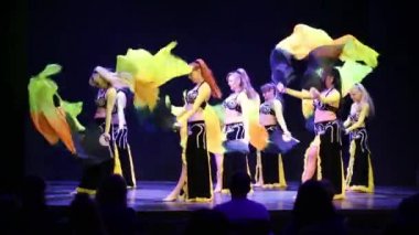 Hayranları olan kadınlar dans eder 