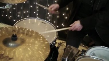 Bateri çalmaya eller 