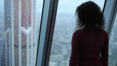 Penceresine bakarak ince kadın arkası 