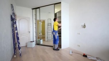 Genç bir işçi kalite denetimleri