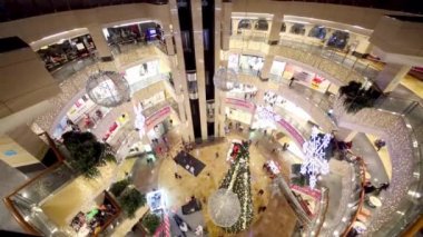 Alışveriş merkezinde Noel ağacı ile Hall 