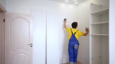 Adam işaretleri duvara yapar. 