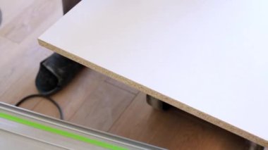 Adam yönetim kurulu kenarına temizler 
