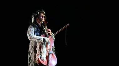 Kemancılar patenlerle müzik çalıyor 