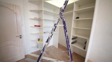 Bir merdiven ve slayt gardrop Oda