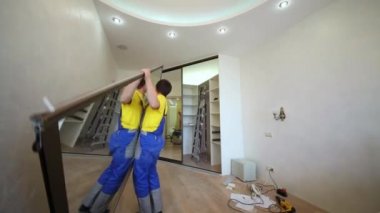 Alt kapı alır ve taşıdığı