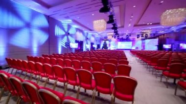 satırları kırmızı sandalye 