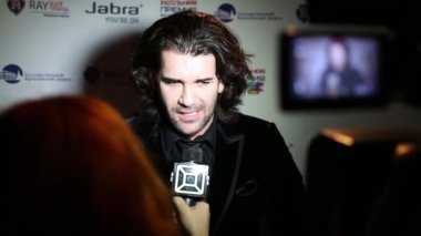 Şarkıcı Alexander Lominsky röportaj veriyor 