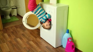 Çamaşır makinesinde ters evinde kız