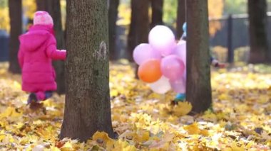 İki mutlu çocuk balon ile çalıştırın 