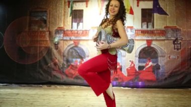 Kadın kırmızı kostüm dansları