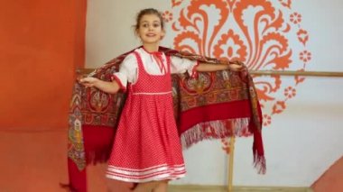 Halk içinde gülümseyen kız kostüm dansları 