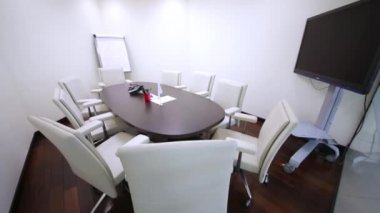 Masa ve sandalyeler ile küçük toplantı salonu 