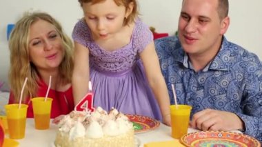 Üç aile doğum günü masada oturur 