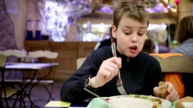 Ekmek elinde çocukla kafede oturur 