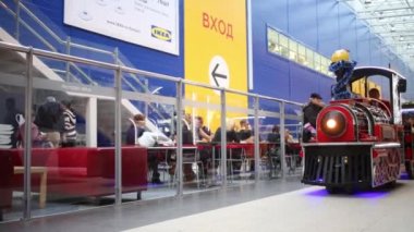 Samara IKEA trendeki çocuk 