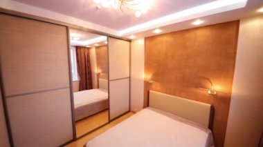 Rahat yatak yatak ve modern avize