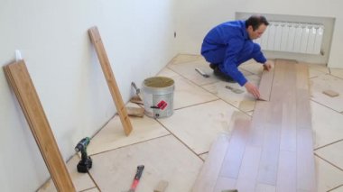 İş elbiseleri erkekte döşeme koyar