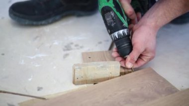 Adam sürücü vida zemin içine