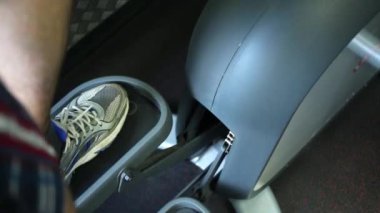 Eliptik eğitmen adam trenlerde bacakları 