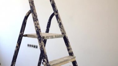 Bir merdiven ayakta odasında