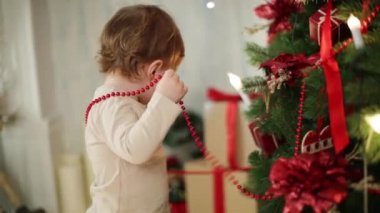 Küçük kız Noel ağacının yanında 