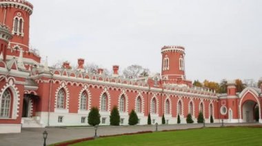 Güzel Petroff Palace Moskova'da bayrak ile.