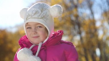 Sevimli küçük kız sonbahar Park