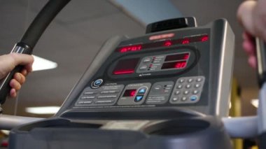 Adam yarış pisti simülatörü kolları tutar 