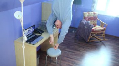 Adam ters evde kot pantolon