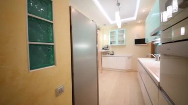 Şık mutfak sayaç ve oturma odası