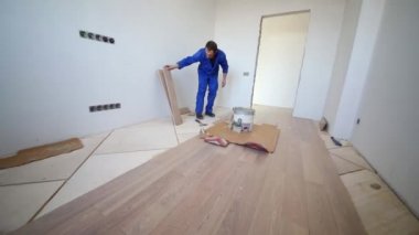 İşçi floorboard alır