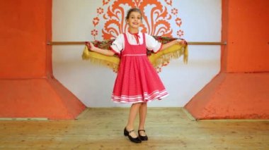 Kız dansları ve twirls gülümseyen 
