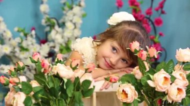 Beyaz elbise, sevimli küçük kız 