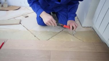 Alt kurulu yerden kaldırır.