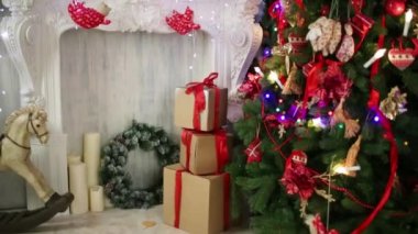 Hediye kutularıyla Noel ağacı 
