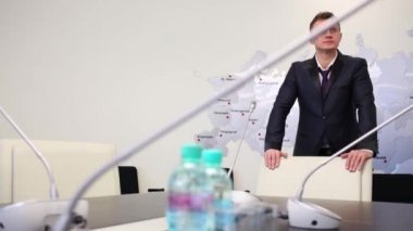 İşadamı konferans salonunda duruyor 
